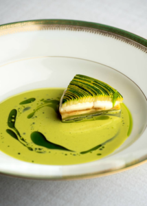 Blue by Alain Ducasse ชวนลิ้มรสเมนูประจำฤดูใบไม้ผลิโดยเชฟ Evens Lópezคัดสรรวัตถุดิบชั้นเลิศ ฉลองการเดินทางผ่านฤดูกาลครบหนึ่งรอบของเชฟมากฝีมือณ ร้านอาหารมิชลินสตาร์ริมแม่น้ำเจ้าพระยา ตั้งแต่มีนาคม 2569 เป็นต้นไป
