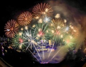 สะกดสายตาชาวโลก! ไอคอนสยาม ปิดฉาก Pride Month สุดอลังการ สร้างปรากฏการณ์ “การแสดงโดรนและพลุสีรุ้ง” เหนือแม่น้ำเจ้าพระยา ประกาศศักยภาพไทย พร้อมเจ้าภาพ World Pride 2030